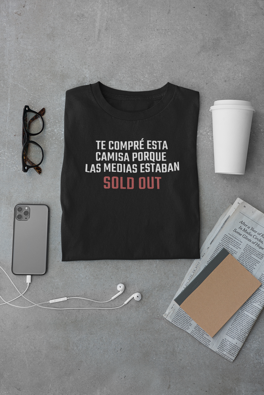 Camisa Día de los Padres 2026 folded flat lay with glasses and coffee — funny bilingual 'Las medias estaban sold out' shirt detail