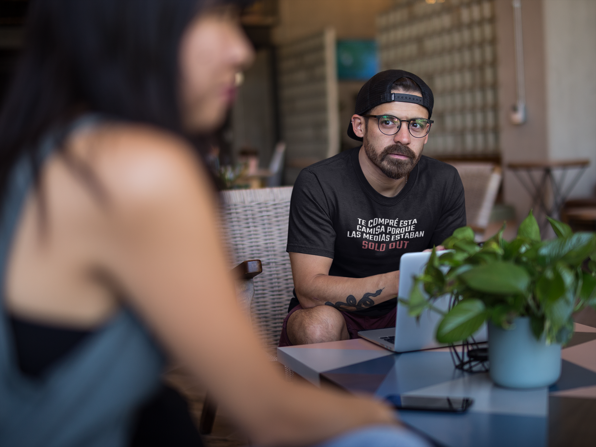 Puerto Rican dad at coffee shop with laptop wearing funny Father's Day shirt — bilingual 'Te compré esta camisa porque las medias estaban sold out'